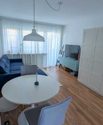 Möblierte 1-Zimmer-Terrassenwohnung mit 2 Balk. und Einbauküche in München Berg am Laim (6Monate)