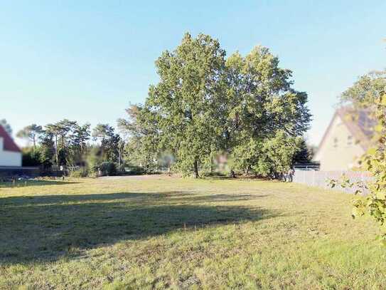 Großes Grundstück (auch 2.000 m² möglich und in 4 Grundstücken teilbar) in gut angebundener Lage