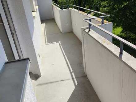 Was will man mehr? - Renovierte 2 Zimmer mit EBK und Balkon