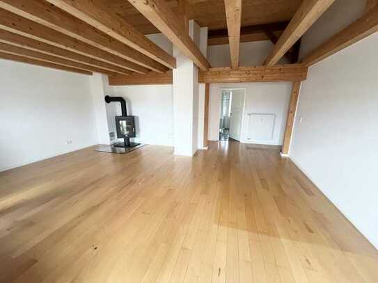 Hochwertige 4-Raum Dachgeschosswohnung mit Echtholzböden, Vollbad, Einbauküche, Kamin und Balkon.!!!