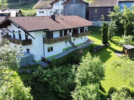 Zweifamilienhaus mit weitläufigem Grundstück am Fluss - Großraum + Einzelgaragen - mitten im Allgäu