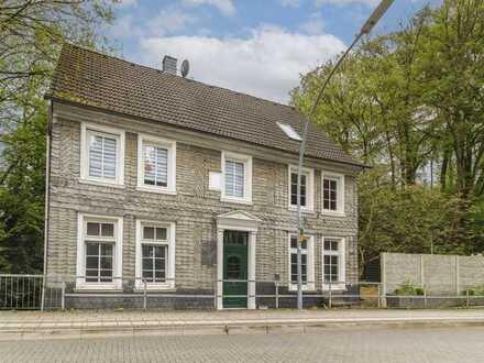 Historisches Schieferhaus mit sanierter 4-Zimmer-Maisonettewohnung und Ausbaureserve im EG