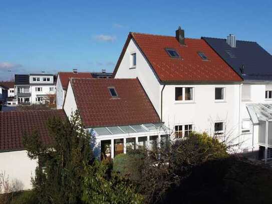 Charmante Doppelhaushälfte mit viel Platz und weitläufigem Garten