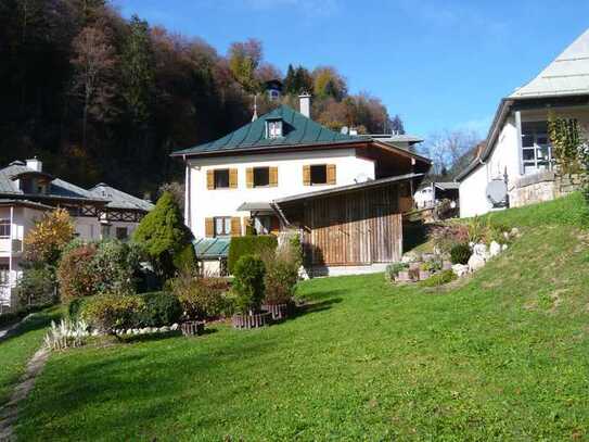 Berchtesgaden: Historisches Wohngebäude mit sonnigem Hausgarten an herausragendem Standort