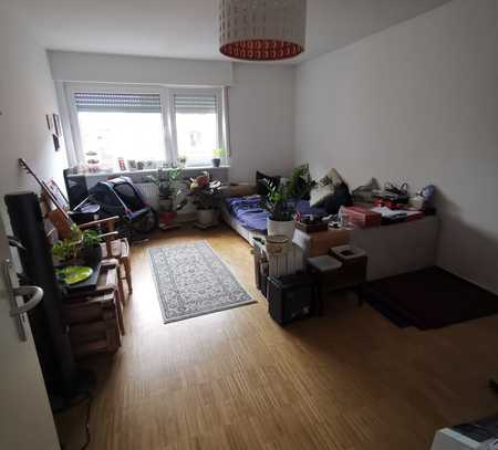 Komplett sanierte Altbauwohnung im 2. OG mit Dielenböden & Balkon! Tiefgaragenstellplatz auf Anfrage