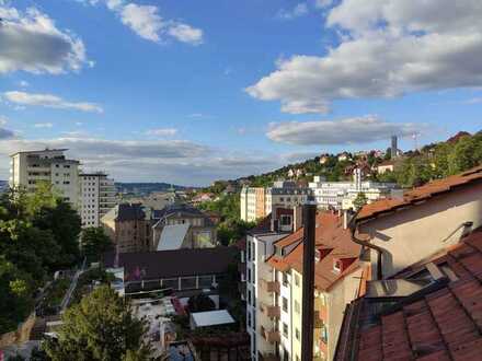 Großzügige 21/2-Zimmer-Dachgeschosswohnung mit EBK und schöner Aussicht