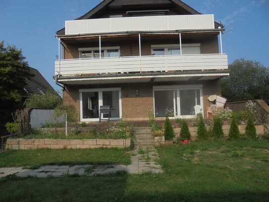 Helle, geräumige 3-4 Zimmerwohnung im Hochparterre mit SW-Terrasse, Garten, Keller, Garage