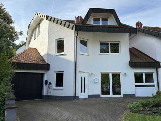 Großzügige Doppelhaushälfte mit Terrasse und Gartenanteil in ruhiger und bevorzugt Lage!