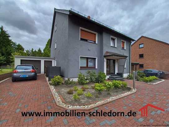 Freistehendes Zweifamilienhaus mit Einliegerwohnung Garten, Pool und 2 Garagen in Oberhausen!