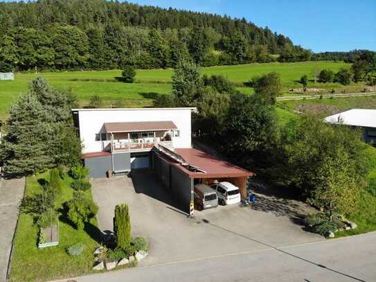 Tolle Gelegenheit!
Sehr gepflegtes Wohnhaus mit Gewerbe/Lagerhallen 
 in Klosterreichenbach