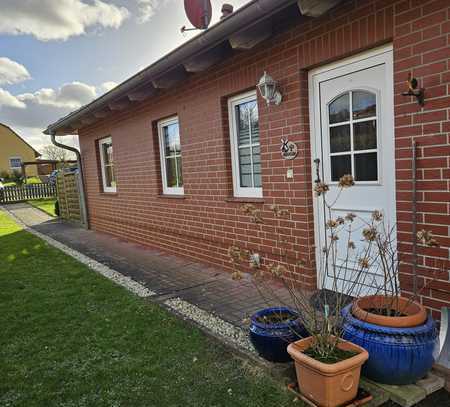 WOHNTRAUM IN OSTSEENÄHE, WALMDACHBUNGALOW, EBENERDIG UND BEQUEM IN GRÜNER NATURLAGE,