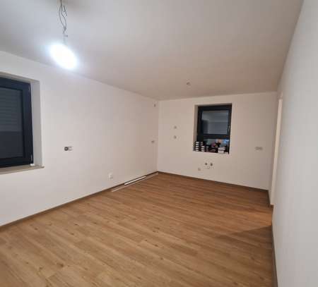 Erstbezug nach Sanierung mit Balkon: Stilvolle 4-Zimmer-Wohnung mit geh. Innenausstattung in Hepberg