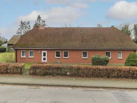 Schönes Einfamilienhaus mit Einliegerwohnung und großem Garten in dörflicher Lage mit Top-Anbindung