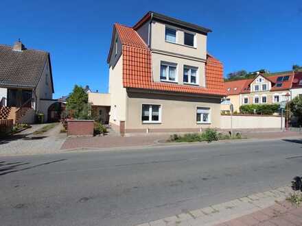Sichere Anlage mit einem sicheren Mieter- besser geht nicht! Wohnhaus mit 3 WE in Thale + 3 Garagen.