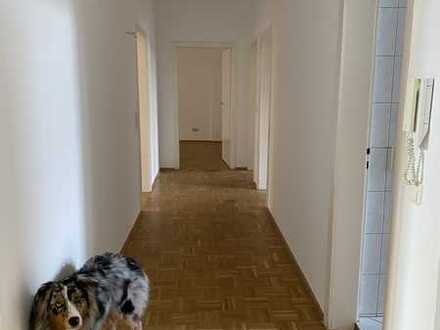 Vollständig renovierte 4-Raum-Hochparterre-Wohnung mit Balkon und Einbauküche in Aschaffenburg