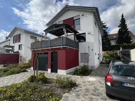 Einfamilienhaus mit integrierter Garage und schönem Garten