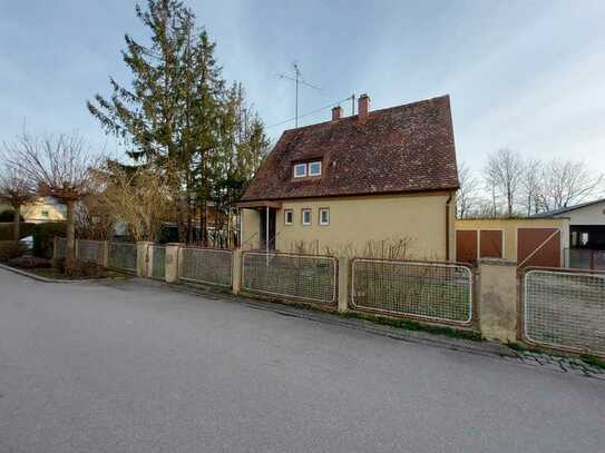 GROSSES GRUNDSTÜCK IN ZENTRALER, VERKEHRSBERUHIGTER LAGE - BEBAUBAR MIT DOPPELHAUS / EINFAMILIENHAUS