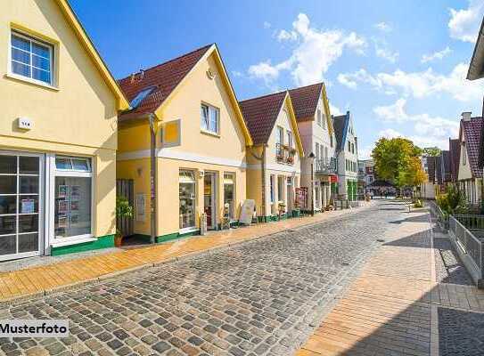 Wohn- und Geschäftshaus mit Werkstatt- und Lagergebäude