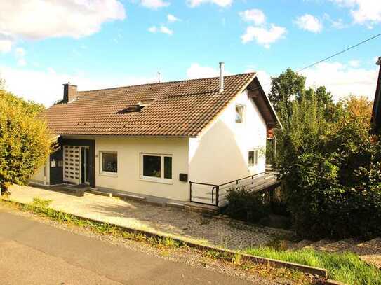 Einfamilienhaus mit drei Wohnungen,
Garten, Balkonen und Garage in Eitorf