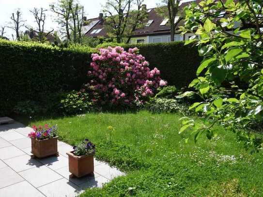 Lichtdurchflutete, stilvolle Maisonettewohnung mit Terrasse und Garten