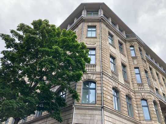 High End Büro mit Blick auf die Oper