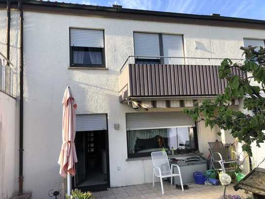 Haus statt Wohnung: Reihenmittelhaus mit 4 Zimmer, Terrasse & Garten, Balkon, Garage.