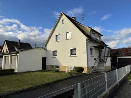 Freistehendes Einfamilienhaus mit großem Garten und 3 Garagen