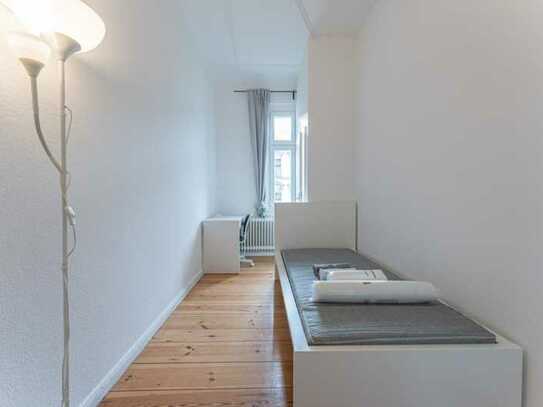 Snug single bedroom in a 4-bedroom apartment near U Boddinstr. metro station