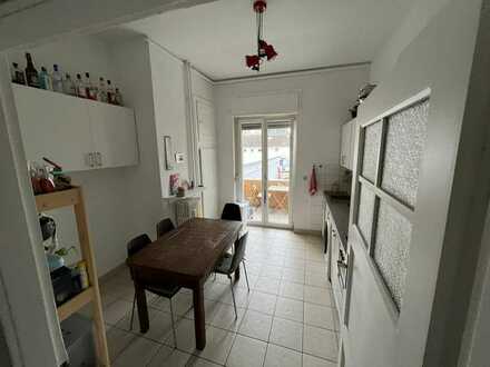 Familien aufgepasst! Renovierte 4-Zimmer-Wohnung mit Balkon und Einbauküche in Frankfurt