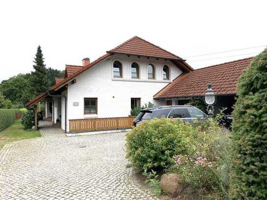 Architektenhaus mit Einliegerwohnung & Baugrundstück am Waldrand - provisionsfrei