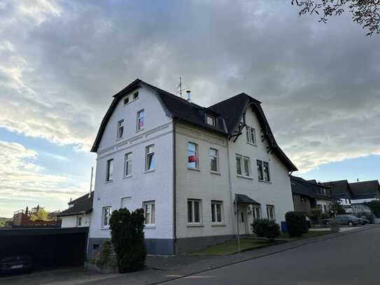 Stilvolle Maisonette-Wohnung mit großzügigem Wohnbereich und offener Küche