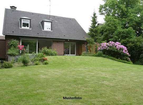 Einfamilienhaus mit Doppelgarage in einem parkähnlich strukturiertem Garten