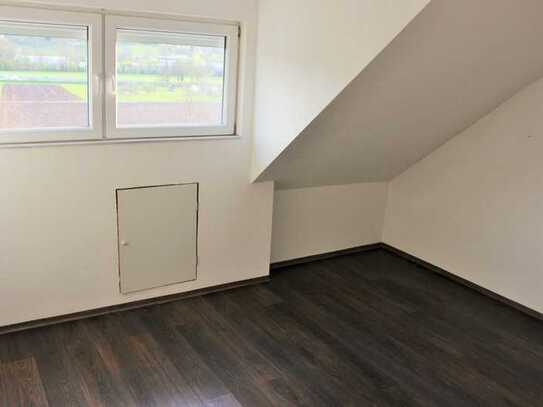 Gemütliche 3 Zimmer DG-Wohnung inkl. Stellplatz und Dachboden