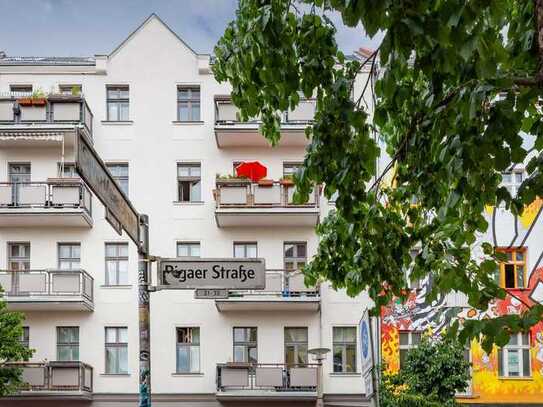 Hoch hinaus mit Ihrem Investment: Vorderhaus-Altbau-Wohnung in Friedrichshain.