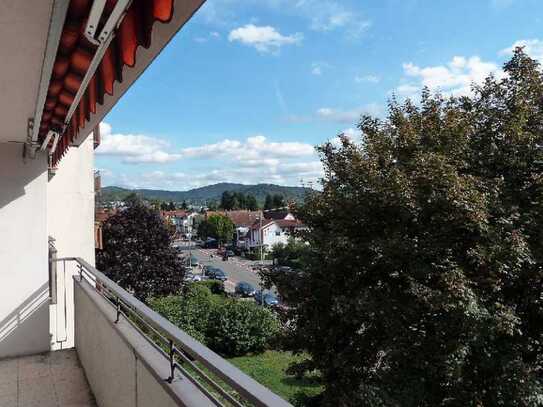 Geschmackvolle Wohnung mit drei Zimmern sowie Balkon und Einbauküche in Bensheim