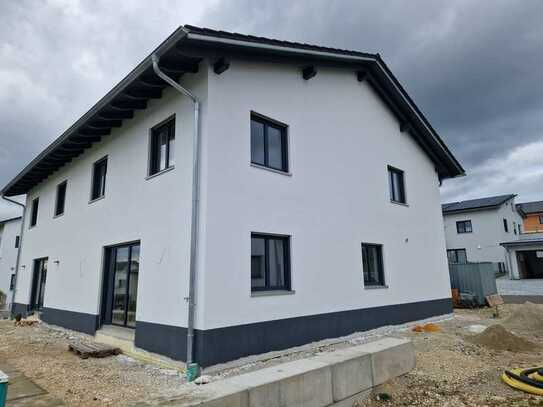 Moderne energieeffiziente Doppelhaushälfte, Neubau auf großem Grundstück in ruhiger Südhanglage