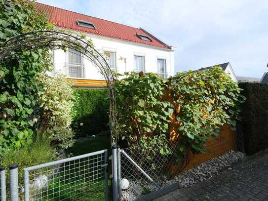 Einziehen+Wohlfühlen - Top modernes und charmantes Reihenmittelhaus mit Wintergarten, EBK u. Carport