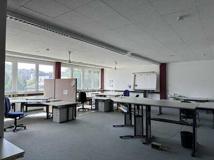 Helles Großraumbüro mit separatem Büro 1.OG
