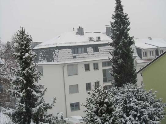 Exklusive, geräumige und sanierte 1-Zimmer-Wohnung mit Balkon und Einbauküche