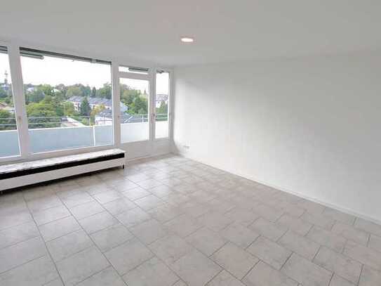 = H = RENOVIERTE WOHNUNG MIT BEEINDRUCKENDEM WEITBLICK ÜBER´S TAL! = H =