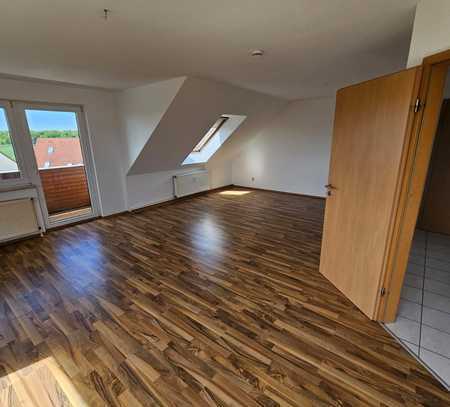 Frisch gestrichene Dachgeschosswohnung mit Balkon