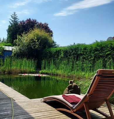 Sie suchen das Besondere? Traumhaftes Einfamilienhaus mit Schwimmteich in idillischer Ortsrandlage.