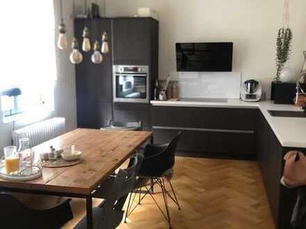 Schöne renovierte 4-Zimmer Altbauwohnung mit angebauten Balkon