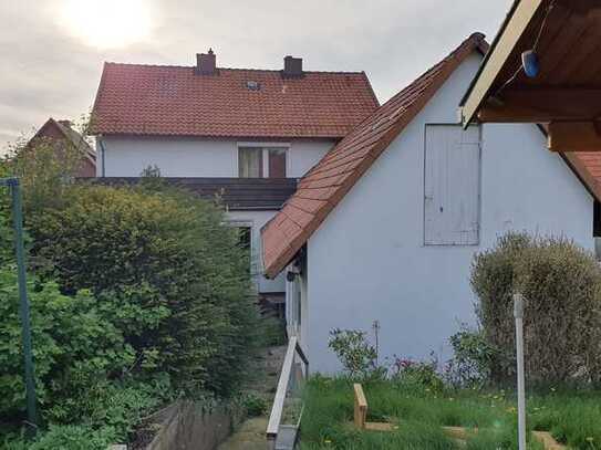 Frei stehendes Einfamilienhaus auf eigenem Grundstück mit Garage und großem Anbau