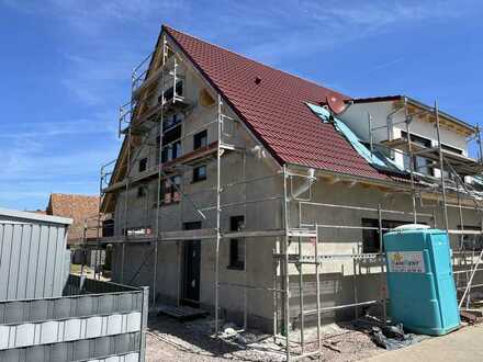 Erstbezug: Attraktive 4-Zimmer-Doppelhaushälfte mit Einbauküche in Lingenfeld
