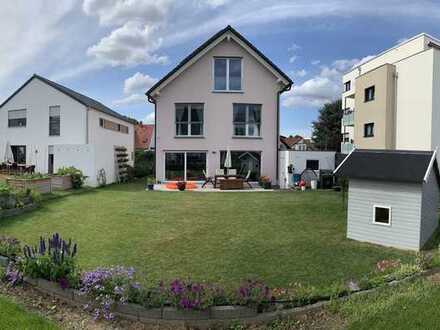 Neuwertiges, voll-möbliertes 5-Zimmer-Einfamilienhaus mit Einbauküche in Ladenburg