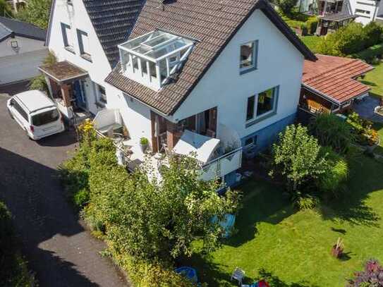 Freistehendes Ein- bis Zweifamilienhaus mit großem Garten in ruhiger Lage, Warstein