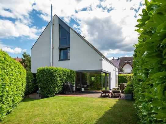 Modernes Einfamilienhaus mit idyllischem Garten