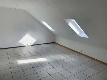 Schöne 3 Zimmer DG-Wohnung in ruhiger Lage in Mainz - Hechtsheim , WG geeignet