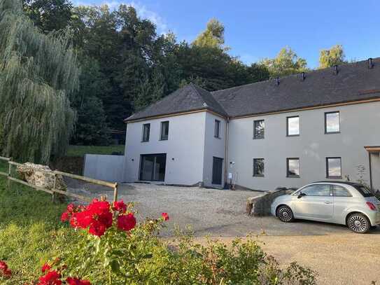 Erstbezug nach Sanierung: freundliche 3-Zimmer-Wohnung mit Einbauküche und Terrasse